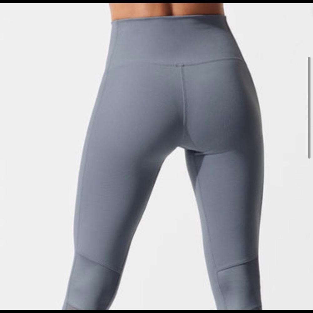 ALO Moto Mesh legging In light grey - Picture 6 of 8